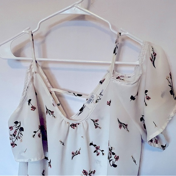 Sienna Sky off the shoulder white with pink flowers size Medium - Picture 2 of 3